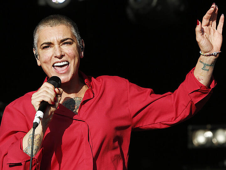 Sinéad O'Connor bei einem Konzert in England