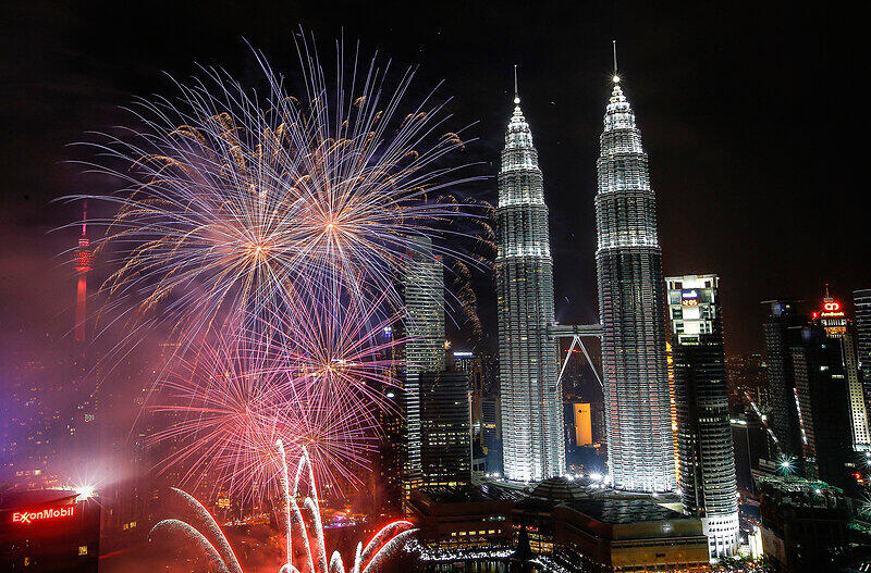 Feuerwerk über Kuala Lumpur - gegen 18 Uhr deutscher Zeit begrüßte Malaysias Hauptstadt das neue Jahr.