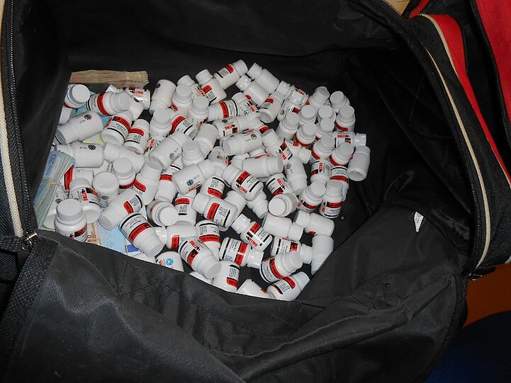 Fetter Fund im Kofferraum eines Bodybuilders: 10.000 Tabletten und 60.000€ in bar wurden sichergestellt.
