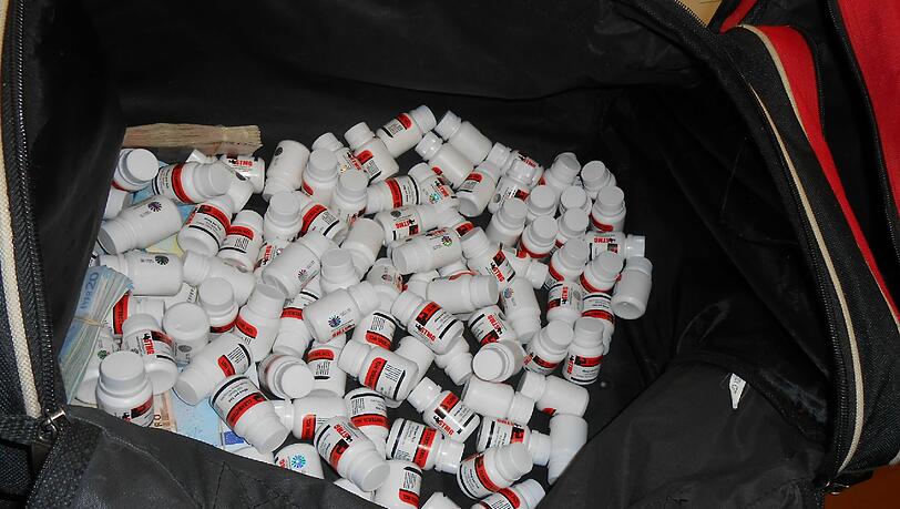 Fetter Fund im Kofferraum eines Bodybuilders: 10.000 Tabletten und 60.000€ in bar wurden sichergestellt. Fetter Fund im Kofferraum eines Bodybuilders: 10.000 Tabletten und 60.000€ in bar wurden sichergestellt.