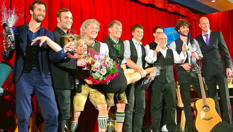 Gruppenbild mit Dame: v.l. Stefan Leonha rdsbe rger ,M artin Sch mid, „Da Franze und sei Spezi“ (Adrian Kreuzer und Franz Moosauer), Die Couplet AG (Bernhard Gruber, Jürgen Kirner, Berni Filser und – liegend - Bianca Bachmann), Spielbankdirektor Peter Eursch sowie im Hintergrund Kabarettist Martin Frank Gruppenbild mit Dame: v.l. Stefan Leonha rdsbe rger ,M artin Sch mid, „Da Franze und sei Spezi“ (Adrian Kreuzer und Franz Moosauer), Die Couplet AG (Bernhard Gruber, Jürgen Kirner, Berni Filser und – liegend - Bianca Bachmann), Spielbankdirektor Peter Eursch sowie im Hintergrund Kabarettist Martin Frank