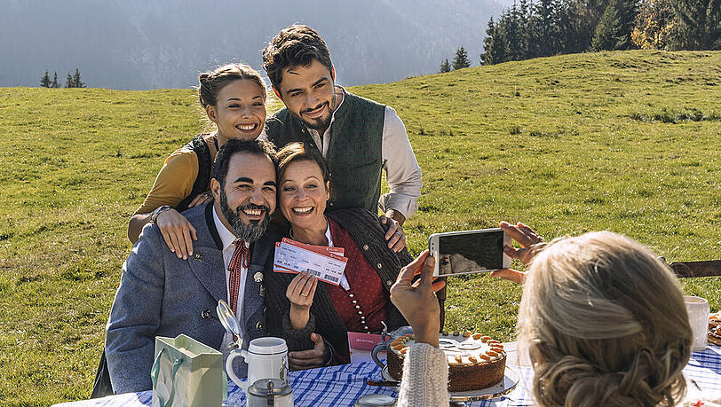"Servus, Schwiegersohn!": Toni (Adnan Maral, sitzend) mit Ehefrau Anne (Jule Ronstedt), Tochter Franzi (Lena Meckel, stehend) und Schwiegersohn Osman (Aram Arami) "Servus, Schwiegersohn!": Toni (Adnan Maral, sitzend) mit Ehefrau Anne (Jule Ronstedt), Tochter Franzi (Lena Meckel, stehend) und Schwiegersohn Osman (Aram Arami)