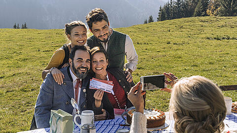 "Servus, Schwiegersohn!": Toni (Adnan Maral, sitzend) mit Ehefrau Anne (Jule Ronstedt), Tochter Franzi (Lena Meckel, stehend) und Schwiegersohn Osman (Aram Arami)