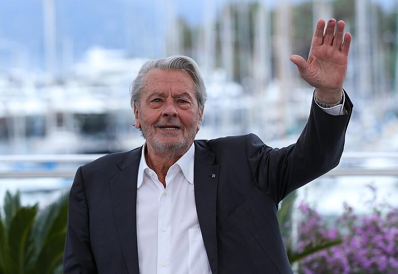 Alain Delon wischte eine Träne weg, bevor er mit einer Goldenen Palme für sein Lebenswerk ausgezeichnet wird. Zuvor winkte er vom Balkon des Palais du Feastival den Fotografen.