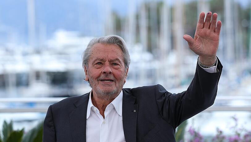 Alain Delon wischte eine Träne weg, bevor er mit einer Goldenen Palme für sein Lebenswerk ausgezeichnet wird. Zuvor winkte er vom Balkon des Palais du Feastival den Fotografen. Alain Delon wischte eine Träne weg, bevor er mit einer Goldenen Palme für sein Lebenswerk ausgezeichnet wird. Zuvor winkte er vom Balkon des Palais du Feastival den Fotografen.