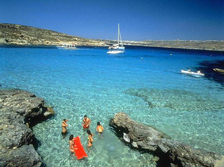 Malta lockt auch im Herbst mit glasklarem Wasser zum Badespaß.