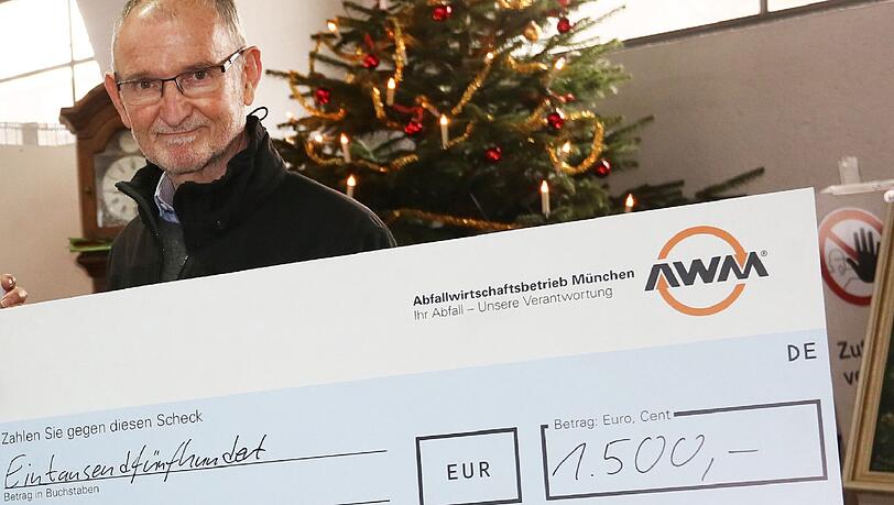 Münchens Kommunalreferent Axel Markwardt mit einem Scheck über 1500 Euro für die AZ-Aktion „Münchner helfen“. Münchens Kommunalreferent Axel Markwardt mit einem Scheck über 1500 Euro für die AZ-Aktion „Münchner helfen“.
