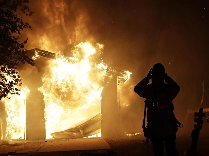 Ein Feuerwehrmann vor einem brennenden Haus im kalifornischen Santa Clarita.
