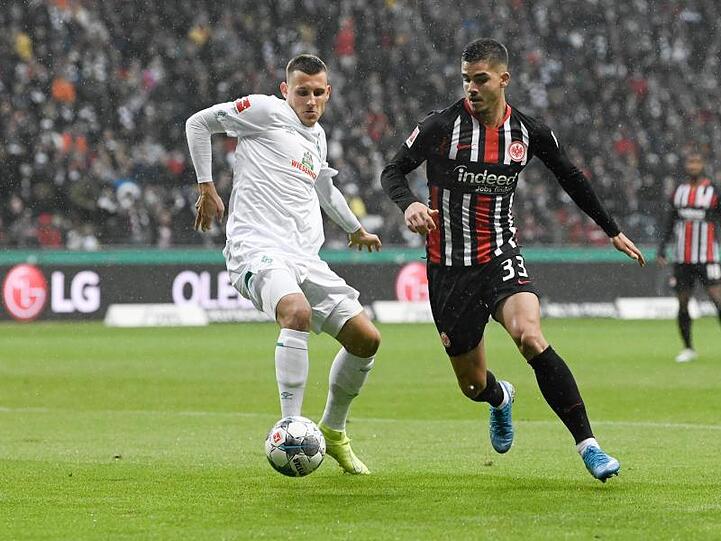 Frankfurts Andre Silva (r) im Zweikampf mit Bremens Maximilian Eggestein.