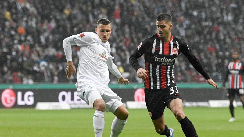 Frankfurts Andre Silva (r) im Zweikampf mit Bremens Maximilian Eggestein. Frankfurts Andre Silva (r) im Zweikampf mit Bremens Maximilian Eggestein.