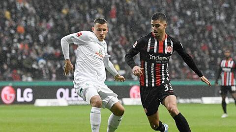 Frankfurts Andre Silva (r) im Zweikampf mit Bremens Maximilian Eggestein.
