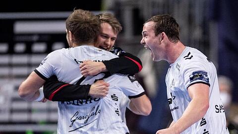 Spieler des THW Kiel jubeln nach der Partie gegen Telekom Veszprem.