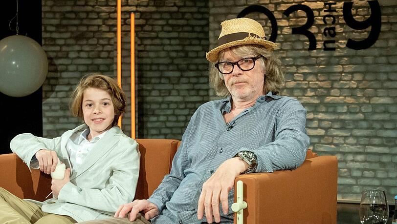 Helge Schneider war vergangene Woche erstmals gemeinsam mit Sohn Charlie in einer Talkshow - bei "3nach9". Charlie begleitet den Papa in den Schulferien auch bei dessen Konzerten am Schlagzeug