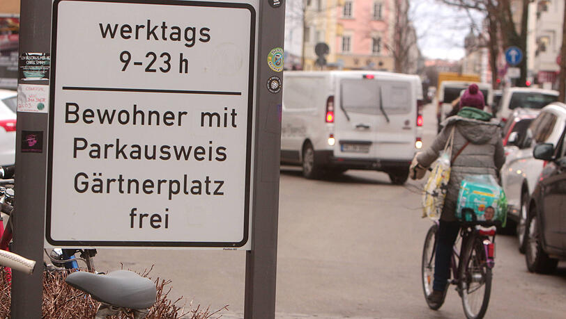 In dem Antrag wird die Landeshauptstadt München aufgefordert, detailliert darzulegen, wie viele öffentliche Parkplätze in München seit Beginn dieser Wahlperiode gestrichen worden sind. (Symbolbild)