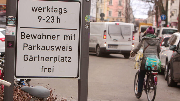 In dem Antrag wird die Landeshauptstadt München aufgefordert, detailliert darzulegen, wie viele öffentliche Parkplätze in München seit Beginn dieser Wahlperiode gestrichen worden sind. (Symbolbild)
