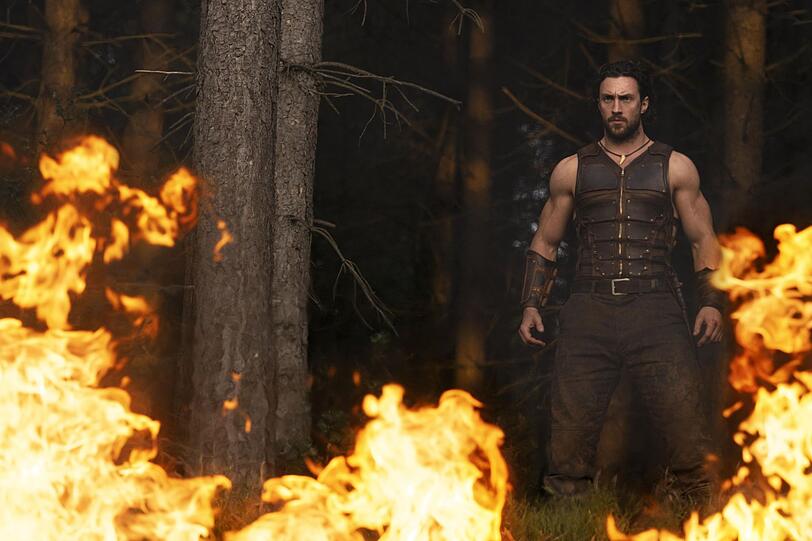 Im Einklang mit der Natur: Kraven (Aaron Taylor-Johnson) nutzt die Flora und Fauna f&uuml;r sich.