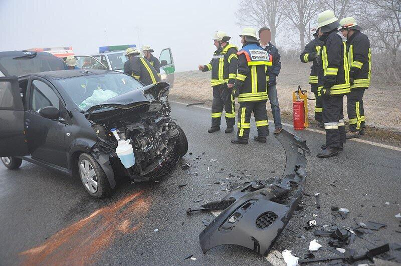 Bei einem Glatteisunfall in Katzenbach, in der Nähe von Dorfen, sind mehrere Personen schwer verletzt worden. Unter den Verletzten war auch ein Kleinkind.