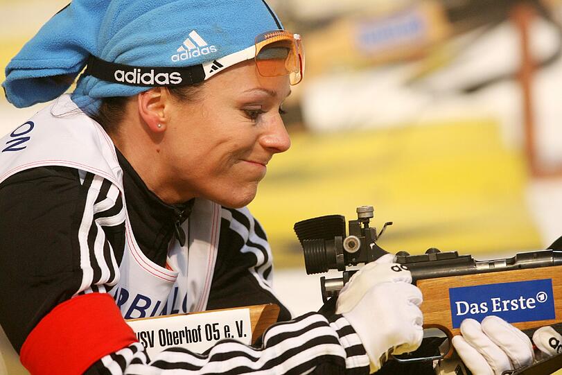 Sogar schießen kann sie. Im Jahr 2006 machte sie beim Star-Biathlon in Oberhof mit.