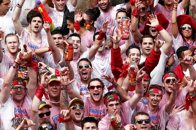 Busen, Bullen und Proteste: Das San Fermines Festival in Pamplona gehört ohne Zweifel zu den wildesten und verrücktesten Volksfesten der Welt - sehen Sie hier die besten Bilder.