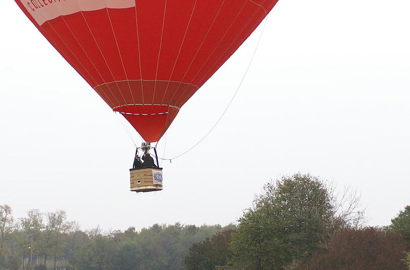 Weil er einer Touristenfamilie beim Ausstieg aus einem Ballon helfen wollte, wurde er 100 Meter in die Luft gerissen und stürzte in den Tod. (Symbolbild)