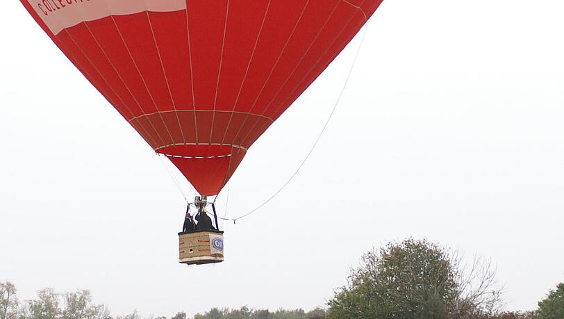 Weil er einer Touristenfamilie beim Ausstieg aus einem Ballon helfen wollte, wurde er 100 Meter in die Luft gerissen und stürzte in den Tod. (Symbolbild) Weil er einer Touristenfamilie beim Ausstieg aus einem Ballon helfen wollte, wurde er 100 Meter in die Luft gerissen und stürzte in den Tod. (Symbolbild)