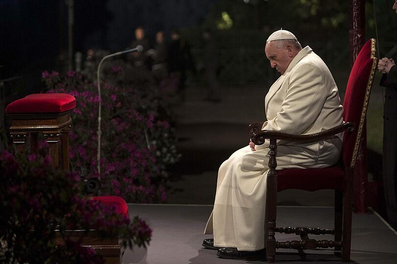 Gläubige beten gemeinsam mit dem Papst den Kreuzweg - die Bilder.