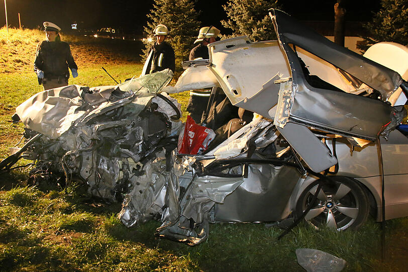 Schrecklicher Unfall auf der B15 bei Erding: Die Bilder vom Rettungseinsatz