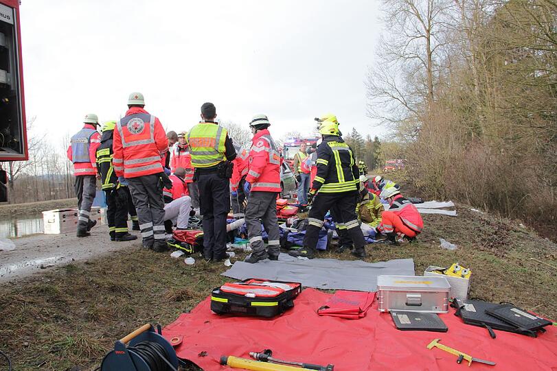 Rettungskräfte kümmern sich um die zahlreichen Verletzten.