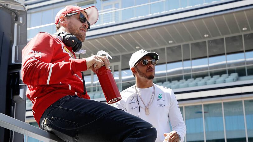 Bekämpfen sich auf der Strecke, aber respektieren sich nach dem Rennen: Lewis Hamilton (r.) und Sebastian Vettel.