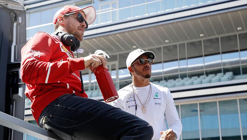 Bekämpfen sich auf der Strecke, aber respektieren sich nach dem Rennen: Lewis Hamilton (r.) und Sebastian Vettel. Bekämpfen sich auf der Strecke, aber respektieren sich nach dem Rennen: Lewis Hamilton (r.) und Sebastian Vettel.