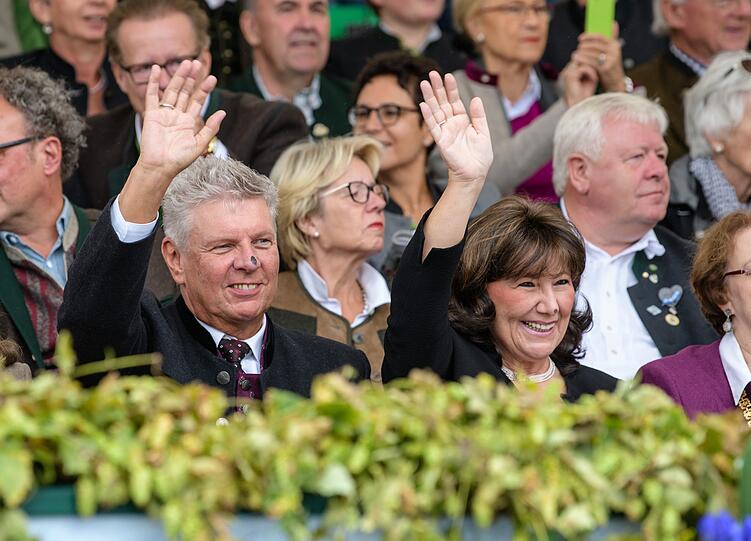 So ein Glück! Rechtzeitig zu Beginn des traditionellen Trachten- und Schützenzuges kam am Sonntag die Sonne raus.