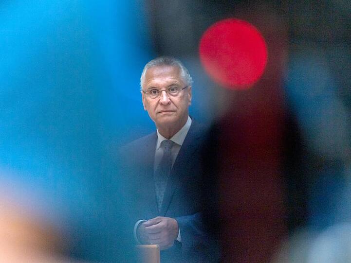 Joachim Herrmann (CSU) bei einer Pressekonferenz. Foto: Peter Kneffel/dpa/