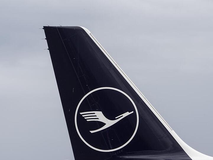 Ein stillgelegter Lufthansa-Jet auf dem Flughafen Frankfurt.