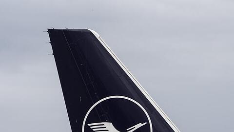 Ein stillgelegter Lufthansa-Jet auf dem Flughafen Frankfurt.
