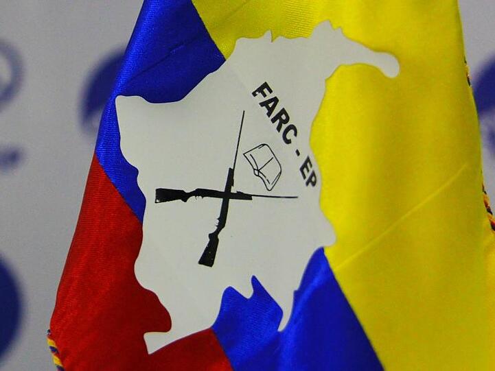 Eine kolumbianische Flagge gescmückt mit einem Logo der Rebellengruppe Farc.