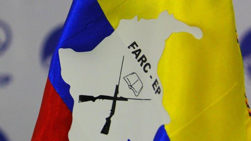 Eine kolumbianische Flagge gescmückt mit einem Logo der Rebellengruppe Farc. Eine kolumbianische Flagge gescmückt mit einem Logo der Rebellengruppe Farc.