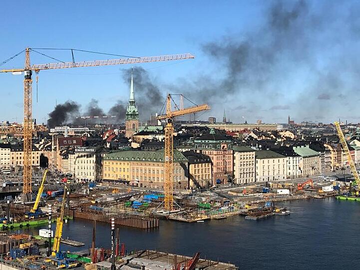 Schwarze Rauchfahnen steigen nach der Explosion eines Busses in den Himmel über Stockholm.