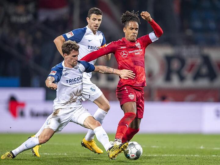 VfB-Kapitän Daniel Didavi (r) nahm mit Stuttgart drei wichtige Punkte aus Bochum mit ins Schwabenland.