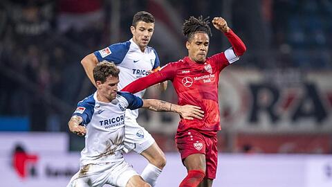 VfB-Kapitän Daniel Didavi (r) nahm mit Stuttgart drei wichtige Punkte aus Bochum mit ins Schwabenland.