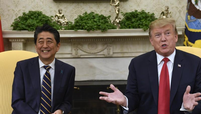 Donald Trump spricht mit Shinzo Abe, auch eine Runde Golf steht auf dem Plan. Donald Trump spricht mit Shinzo Abe, auch eine Runde Golf steht auf dem Plan.