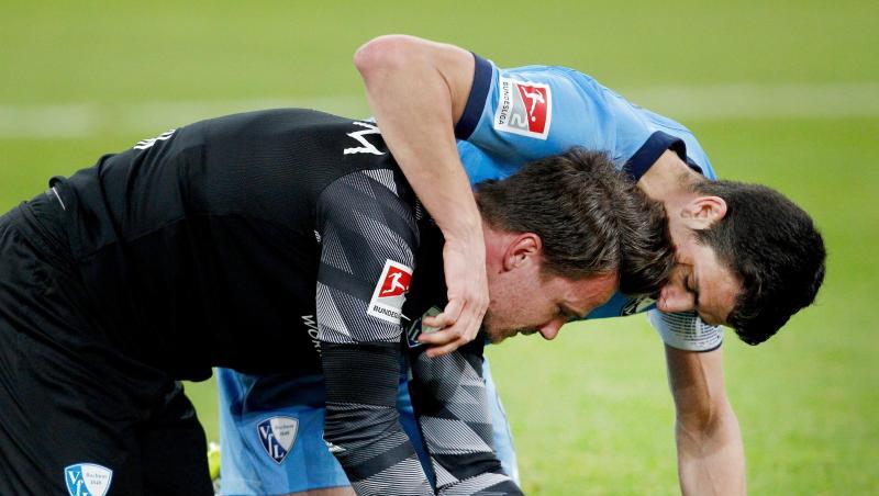 Der Bochumer Torhüter Manuel Riemann (l) wird von Mitspieler Anthony Losilla umarmt.