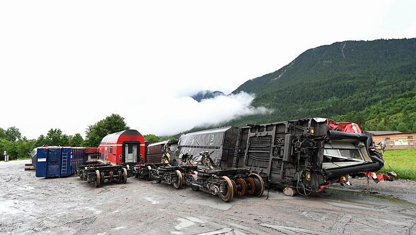 Die zerstörten Zugwagons und die Drehgestelle stehen in der Nähe der Unglücksstelle auf einem Betriebshof in Garmisch-Partenkirchen.