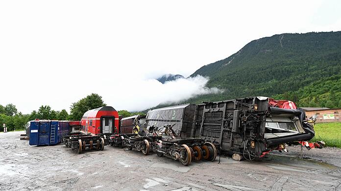 Die zerstörten Zugwagons und die Drehgestelle stehen in der Nähe der Unglücksstelle auf einem Betriebshof in Garmisch-Partenkirchen.