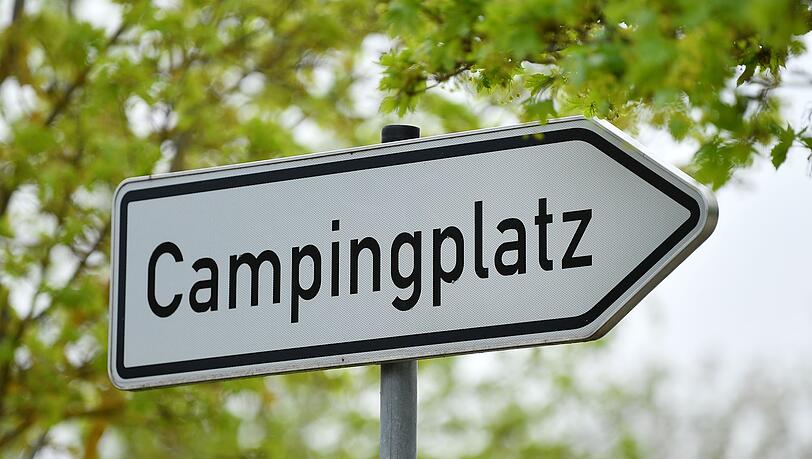 Ein Schild weist den Weg zu einem Campingplatz.