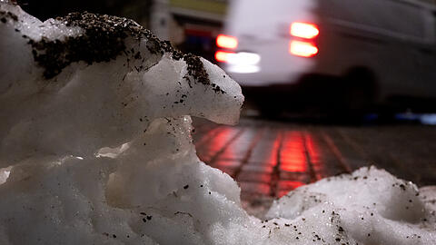 Schneeschmelze auch in München: Der Hochwassernachrichtendienst rechnet aufgrund von Tauwetter in Verbindung mit Regenfällen mit steigenden Pegelständen.