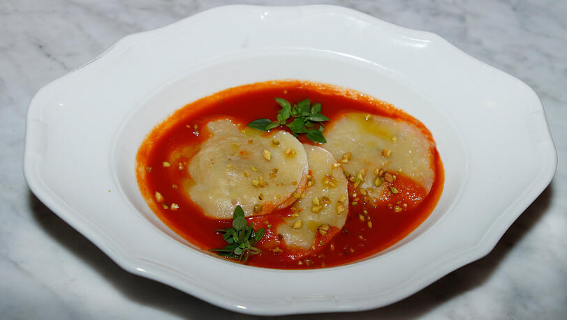 Dritter Gang: Ravioli gefüllt mit Garnelen und Pistazien, Tomatensauce, Basilikum. Dritter Gang: Ravioli gefüllt mit Garnelen und Pistazien, Tomatensauce, Basilikum.