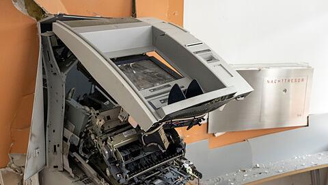 Das Quartett soll am Montagmorgen einen Geldautomaten in Ehekirchen gesprengt haben.