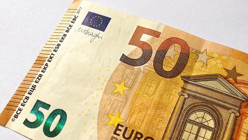 Wenn Sie einen 50-Euro-Schein am Scheibenwischer Ihres Autos entdecken, sollten Sie vorsichtig sein. Wenn Sie einen 50-Euro-Schein am Scheibenwischer Ihres Autos entdecken, sollten Sie vorsichtig sein.