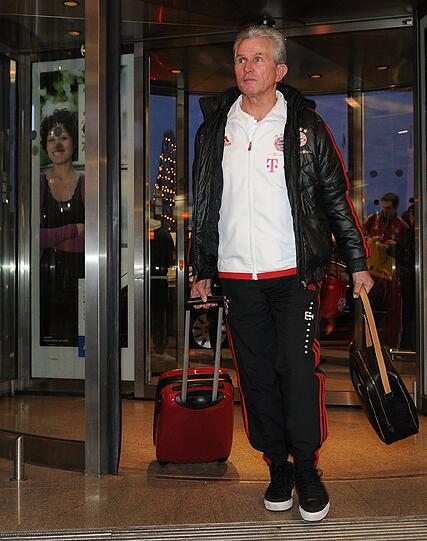 Trainer Jupp Heynckes kommt auf den Münchner Flughafen.