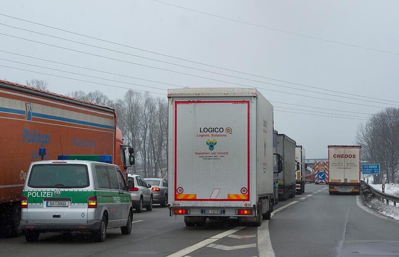 Lkw an Lkw: Wegen Schneefalls dürfen keine Lastwagen nach Italien einreisen